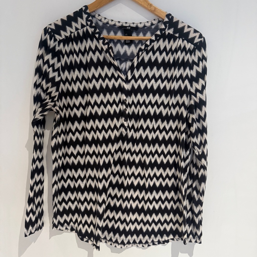 H&M Women Shirt High Low Black White Chevron Long Sleeve V Neck Henley Size L